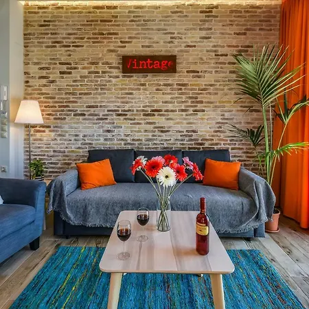 Vintage Apartment *